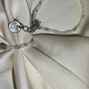 Ingrid - 🤍Ingrid 🗒Alla smycken blir unika                                   ✨ Välj mellan silver-& gulddetaljer                                 🤍Pris: Armband: 79kr Ring: 49kr                                  Set (armband + ring): 120kr  🌟Eventuell fraktkostnad: 14kr                                                                      Storlekar: 🤍Armband: XS/S - 13,5cm + 4,5cm < 18cm M/L - 17cm + 4,5cm < 21,5cm 🤍Ringar: UNISIZE                                              🤍Beställ via Instagram @amici.uf