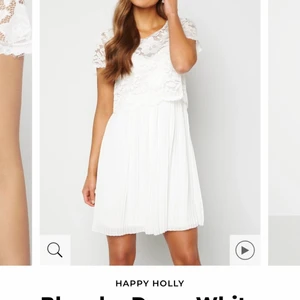 Blanche Dress White från Bubbelroom - Klänning i storlek 36/38 från Bubbelroom som är använd endast en gång.