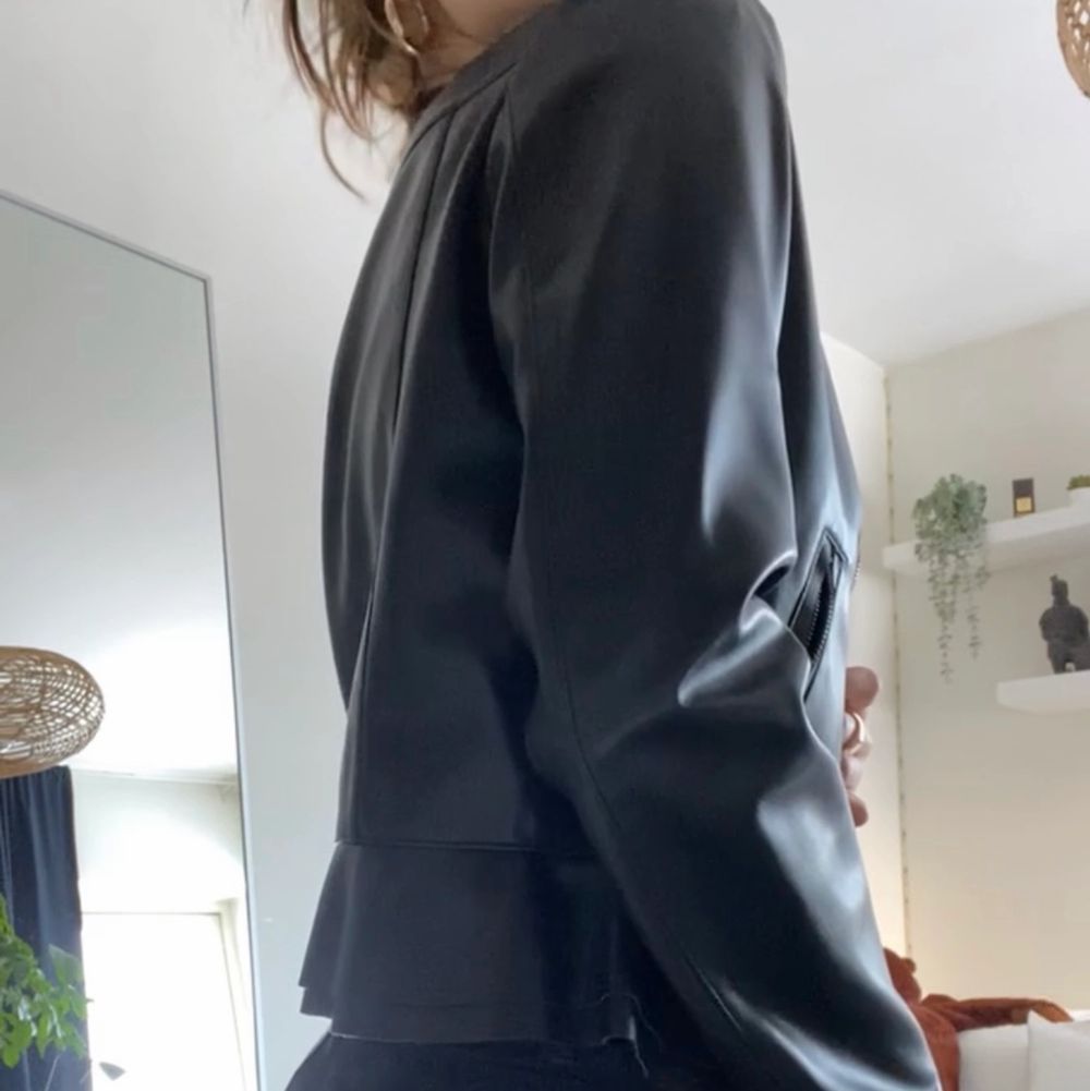 Zara skinnjacka med volanger | Plick Second Hand