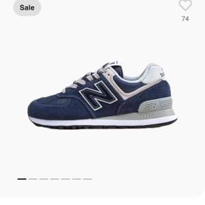 Ett par helt nya new balance skor som jag bara har använt få gånger. Säljer de för jag inte kan styla de, för mer information och bilder på de skriv till mig. Frakt kan diskuteras.