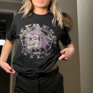 T-shirt  - Cool tisha från Vailent med tryck fram o bak, köpte på carlings herravdelning, säljer då den inte är min stil längre 