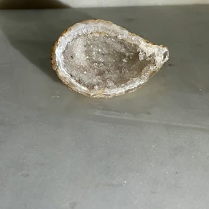 🤍Kalcit geod🤍  -  🤍Kalcit geod🤍 Detta är en sten som sägs stimulera kontakten med det högre jaget, ge oss kraft att förverkliga våra mål och löser upp blockeringar i solarplexus. Motverkar stress och rädsla. Balanserar yin- och yangenergin.✨✨