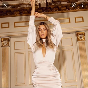 Bianca key dress - Klänning från Bianca x Nelly i champangefärg. Endast använd 1 gång. Tajt i midjan.