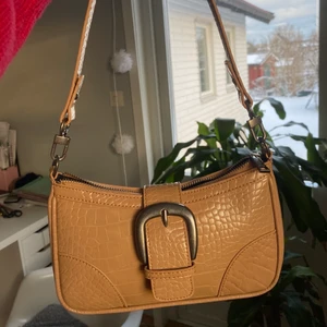Axelväska ifrån Urban outfitters  - En beige axelväska ifrån Urban outfitters som aldrig är använd! Tror nypris ligger någonstans runt 300-350kr. Kontakta vid frågor <3