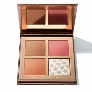 caia face palett SASSY - säljer en helt oöppnad face palett i färgen SASSY från CAIA då jag råkade beställa en som jag redan har. jätte fin och lägger sig väldigt fint på över basen. på bild två kan ni se hur färgen ser ut i olika hudtyper❤️ ord pris 395kr men jag säljer den för 250kr plus frakt som köparen står för❤️🥰