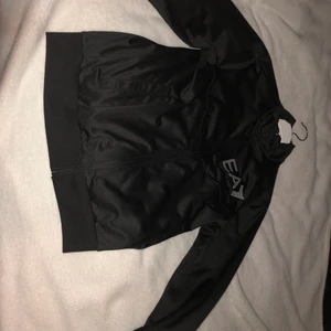 Emporio armani (EA7) dress storlek Small - En armani dress köpt för 1 år sedan använt 2 gånger då den ör för liten och inte riktigt min stil längre. I helt ny skick enbart en tvätt. Ny pris 1800 