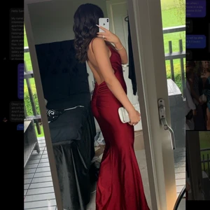 Balklänning - Säljer denna otroligt fina balklänning som jag använt en gång. Nypris 1000 säljes för 850 då en liten sömm gått upp i sidan men går att sy. Syns knappast! bild skickas pm❤️