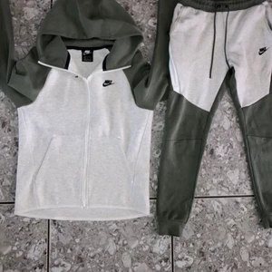 Nike tech fleece old school tracksuit  - Använd 2-3 gånger skick 9,5/10