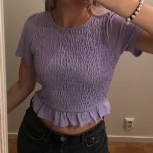 Lila topp - Säljer min fina topp från Monki. Lila med strukturer och volang. Jätte söt och passar till alla tillfällen. Kommer tyvärr inte till användning. Inga slitningar alls, som ny. Storlek: S, men passar mindre och större beroende på hur man vill den ska sitta. Pris: 100+ frakt💖 skicka för fler bilder eller vid frågor!