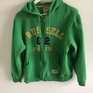 Hoodie - Trendig grön Russel athletic hoodie med dragkedja i storlek M, ser väldigt fint ut på 😊 Tröjan är inte nopprig, vintage skick