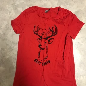 Jultröja - T-shirt med juligt tryck från vero Moda, Strl: S