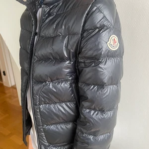 Moncler jacka - Äkta monclear jacka (lounge Saison) säljer då den är lite liten, som nyskick. Nypris 8000kr säljer vid bra pris . Jag står för leveransen vid smidig affär. 