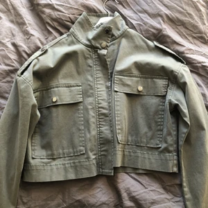 Grön jacka - Säljer denna superfina gröna jackan ifrån ginatricot. Jättefin nu till våren 