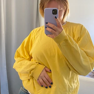 Gul tröja - En härligt gul tröja men något roligt tryck😆💜 Köparen står för frakt, pris kan diskuteras 🛵