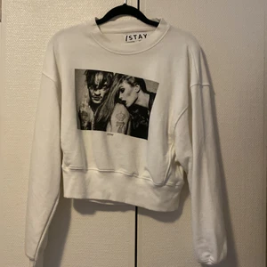 En fin tröja med tryck - Alldrig använd! Då den var för liten(fick i present) 