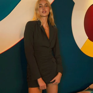 Zara klänning - Såså fin blazer klänning från Zara, som tyvärr var för liten. Den är slutsåld och prislappen finns kvar💕 Ordinarie pris 559kr.