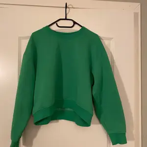 Säljer denna fina gröna sweatshirt från Zara nästintill oanvänd. Storlek M men skulle säga att den sitter som en S 🤎 DM för fler bilder 😊