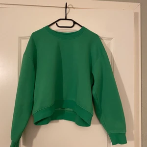Sweatshirt - Säljer denna fina gröna sweatshirt från Zara nästintill oanvänd. Storlek M men skulle säga att den sitter som en S 🤎 DM för fler bilder 😊