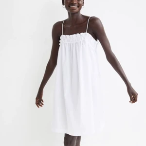 Klänning - Supergulliga klänning från hm, aldrig använt & prislapp kvar! Storlek xs men passa även S/M💕