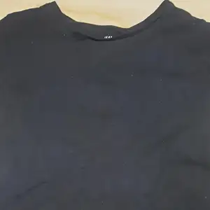 En svart t-shirt från HM 