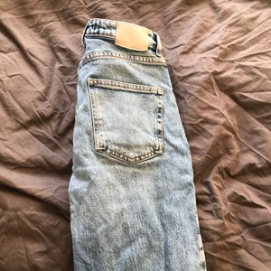 Jeans zara straight  - Säljer dessa fina byxorna ifrån zara. De är straight och har slits där nere 