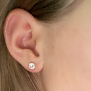 Äkta silver örhängen - Fina diamantörhängen  i ÄKTA SILVER för endast 40kr 