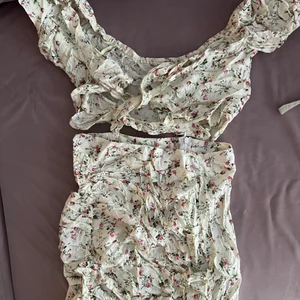 Jättefint set!! - Helt oanvänd 2 delars set från SHEIN, superfint men tyvärr för litet för mig över brösten:( strl s!! 