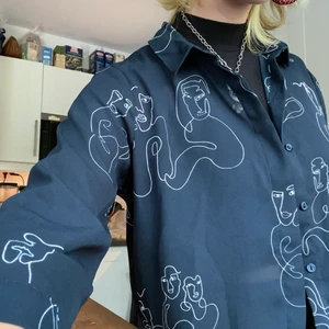 Skjorta - Jättefin mörkblå skjorta med ett fint mönster💙 Den är i ett tunt material och har endast använt den ett fåtal gånger så den är i jättebra skick💕 den är i storlek XS köparen står för frakten📦💕