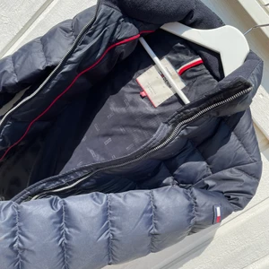 Tommy hilfiger dunjacka XS  - Mörkblå/svart Tommy Hilfiger dunjacka i storlek XS. Sparsamt använd och har inga skador. Passar även en S 