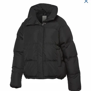 Säljer min svarta puffer jacket. - Bilderna är lånade men exakt samma jacka. Det är storlek 40 men den sitter snarare som en M / S storlek . 