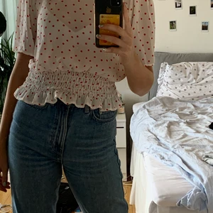 Blus i storlek 36 - Gullig tröja från gina