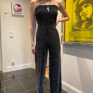Jumpsuit utan axelband  - Jumpsuit från boohoo i tunnt material, aldrig använd 