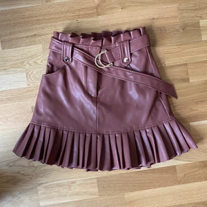 Zara kjol - Så fin skinnkjol i vinröd/smutsrosa färg från zara! Jag älskar det räfflade längst ner!! Använd fåtal gånger och är i så himla bra skick (nyskick). ❤️❤️