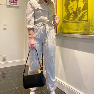 Onepiece/jumpsuit - Jumpsuit från H&M, aldrig använd. Kan däremot behöva en omgång med strykjärnet. Jag är 157cm och den har perfekt benlängd för mig 
