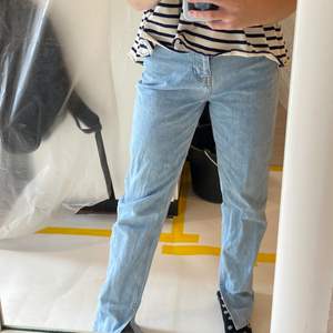 Säljer dessa fina blåa jeans med slits. Jeansen är i storlek 32 men skulle säga att det också funkar som 34. Använda fåtal gånger.(renovering i bakgrunden)  jag är 161cm!!!