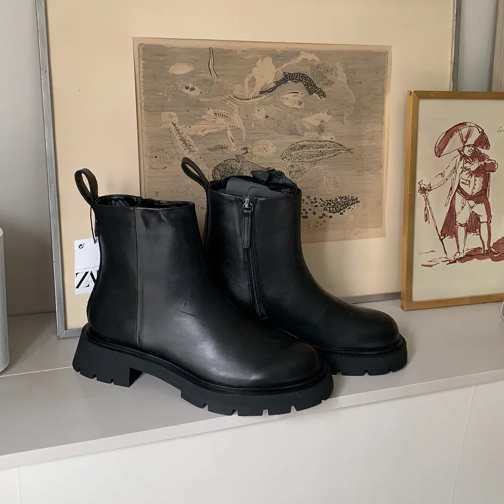 Helt nya svarta boots i läder från Zara köpta förra vintern. Perfekta nu i höst! Köpte en storlek för stor och passar därför ej mig. Frakt tillkommer eller möts upp i Täby, Danderyd.. Skor.