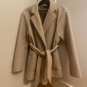 Zara kappa - En beige kappa i mjukt filt material. Har inte kommit till någon användning vilket innebär att den är i helt nyskick. Storlek XS men kan funka som S. Nypris: ca 399kr. Säljer den för 150kr. Kappan går till ungefär mitten av låren på mig som är 165 cm❣️
