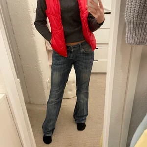 Väst - Superfin röd dunväst, köparen står för frakt ✨