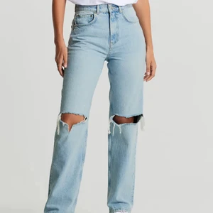 The 90s jeans säljer billigt!🌟 - Säljer dessa snygga populära jeans! Sitter helt perfekt och bra längd till dig som är ca 165/170. Inga fläckar eller skador finns på dom. Säljer dem för 250 INKLUSIVE FRAKT!!. Betalning via swish och paketet postas inom 1 dag. 💖