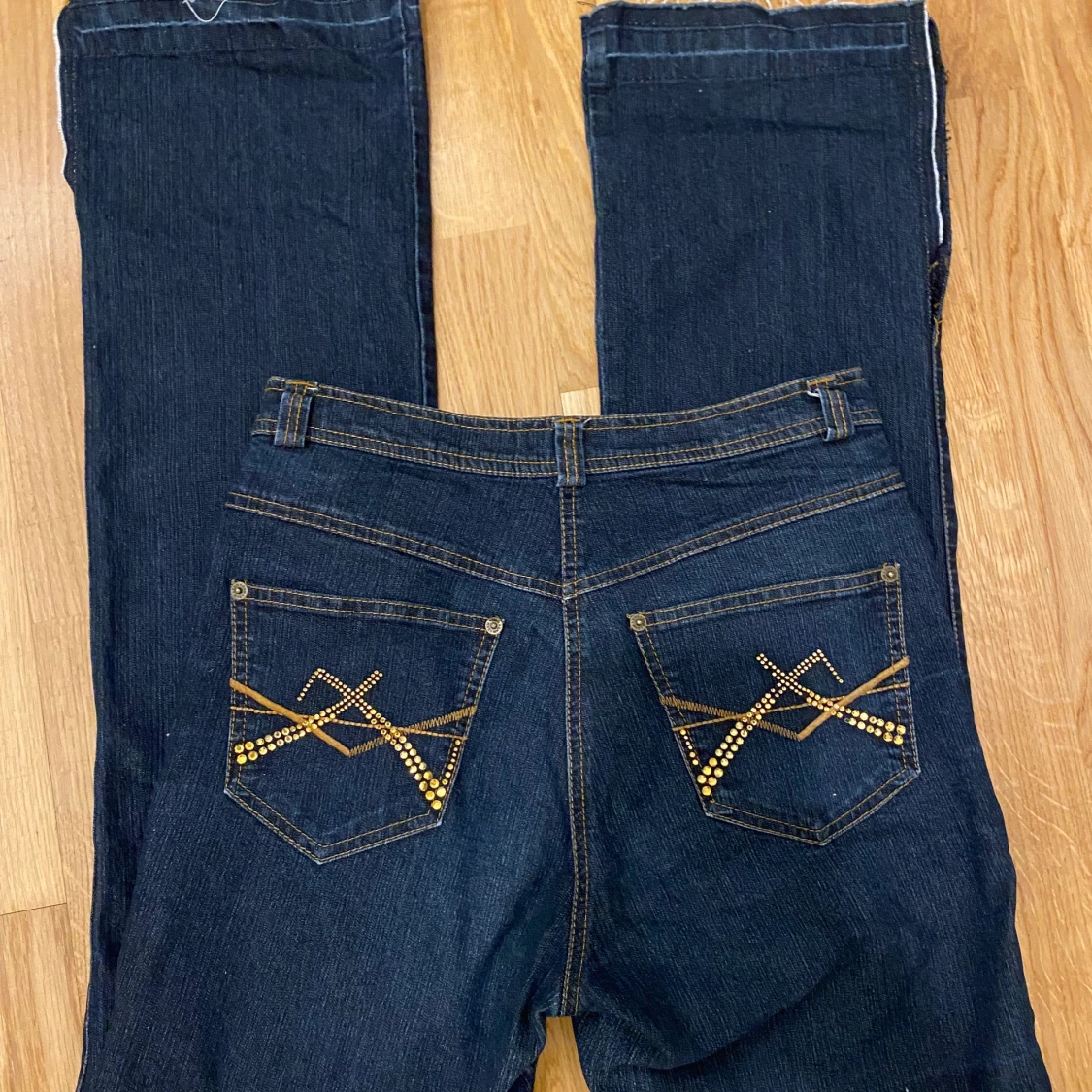 Jeans med slitt 