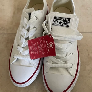 Converse storlek 35 - Helt nya med tagg kvar!