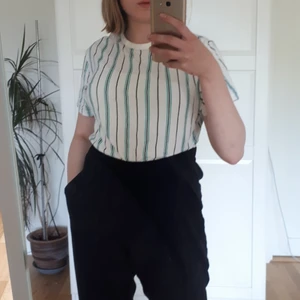 Randig t-shirt  - Vit, grönt och svart randig oversized t-shirt av bomull. Bra skick 