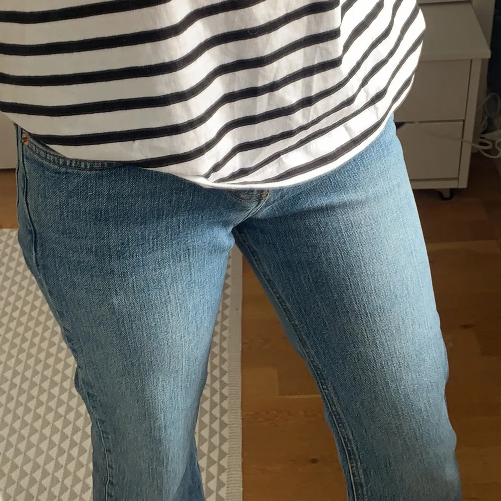 Skitsnygga midrise jeans från asos!! Raw cut nertill och fin blå färg🌟. Jeans & Byxor.