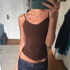 Brunt linne - Säljer ett brunt linne. Den på bilden är storlek S, men den jag säljer är XS och lapparna kvar! Kan skicka fler bilder privat.