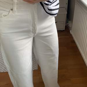 Coola vita jeans från hm! Raka i modellen med raw cut. Lite stretchiga