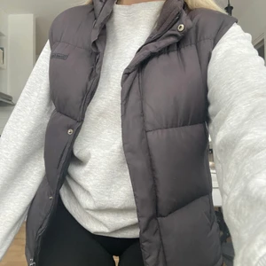 Väst - Säljer min älskade svarta väst då jag inte använder den längre, ÄLSKVÄRD som fan men fint skick!!!! 😃  skulle säga storlek oversized på storlek XS/S/M beroende på hur man vill ha den(västen är alltså typ storlek M) KÖP DIREKT FÖR 400kr BUD från 300kr höjs med 20kr