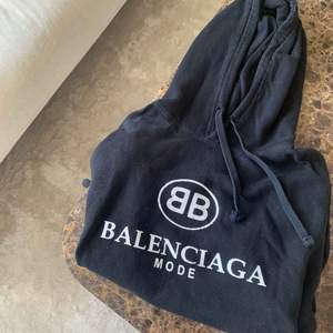 Svart hoodie med Balenciaga tryck. Mycket bra kopia. Köpt i London. Storlek S-M. 