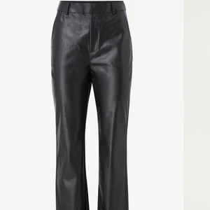 Skinnbyxor från Gina Tricot  - Skinnbyxor från Gina Tricot. Dom har raka ben, lite utsvänga nertill och normalhög midja med gylf och knapp. Dom är i storlek 34 men skulle säga att dom passar 36 också eftersom dom är lite större i storleken. Modellen heter Lisa PU trousers och är i princip slutsålda överallt. Använda 5-6 gånger men inga defekter så dom är i mycket bra skick. 