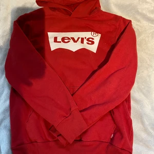 Levis Hoodie röd - Säljer min Levis hoodie då den har blivit för liten…. Bra skick. Storlek: XS köparen behöver inte stå för frakten. Skriv till mig om du är intresserad! =) 