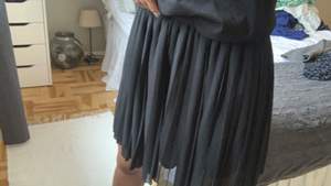 En fin svart veckad kjol som är super fin nu till hösten med en stickad tröja!!! Fraktar bara 💕